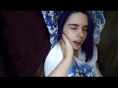 ❤️ Nire ahizpa armairuan aurkitu eta lagundu zion esperma Porno %eu.killvs.topan ☑